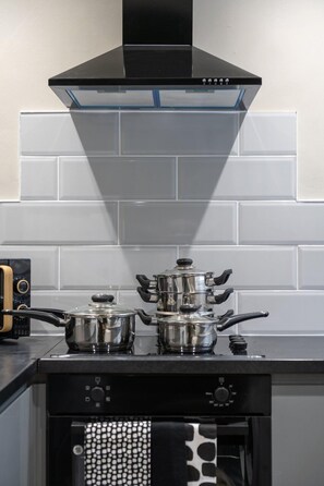 House (Comfortable 4-Bed Home with Free Park) | Private kitchen - Comfortable 4-bed Home With Free Parking Wales (Mountain Ash)