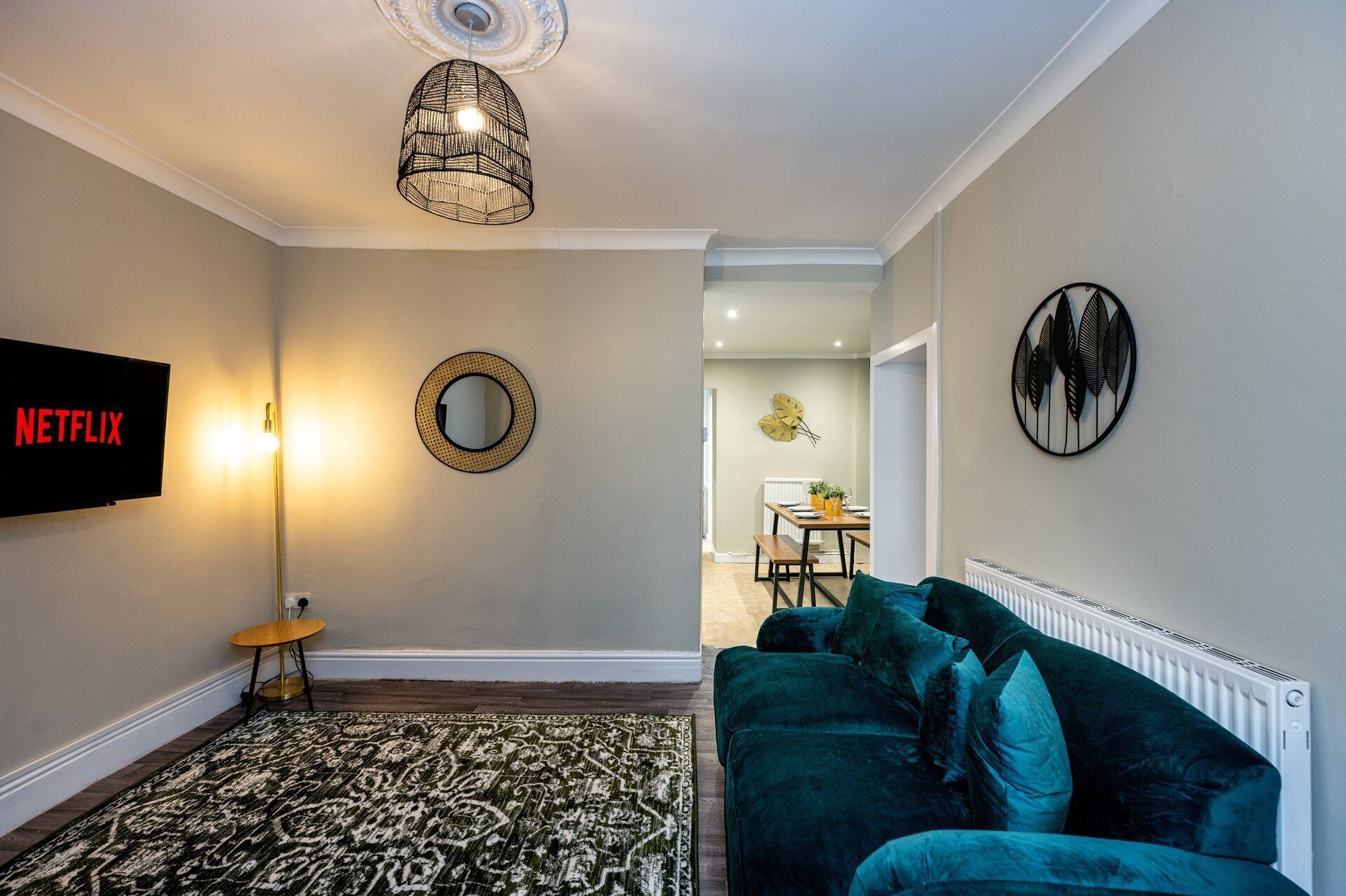 Huis (Comfortable 4-Bed Home with Free Park) | Woonkamer | Televisie