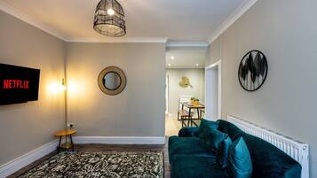 Huis (Comfortable 4-Bed Home with Free Park) | Woonkamer | Televisie