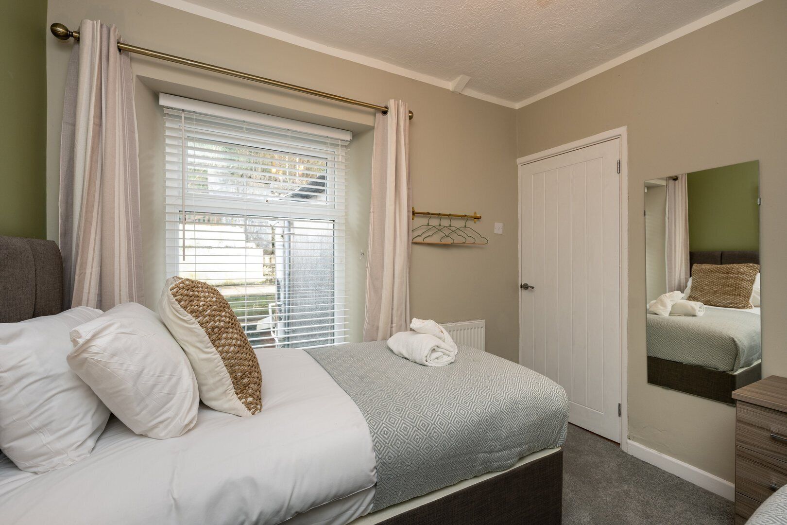 House (Comfortable 4-Bed Home with Free Park) | 4 bedrooms, free WiFi