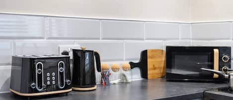 House (Comfortable 4-Bed Home with Free Park) | Private kitchen