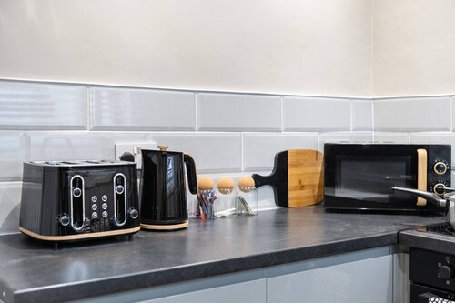 Comfortable 4-bed Home With Free Parking Wales