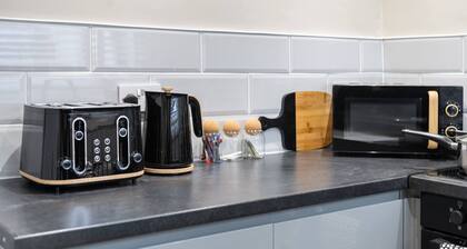 Comfortable 4-bed Home With Free Parking Wales