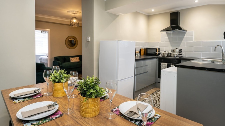 Comfortable 4-bed Home With Free Parking Wales