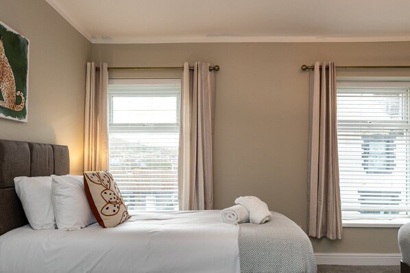 House (Comfortable 4-Bed Home with Free Park)