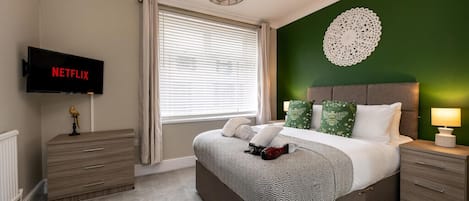 House (Comfortable 4-Bed Home with Free Park)