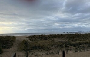 Exterior - Sea Breeze 1-bed Retreat With Parking (Swansea)