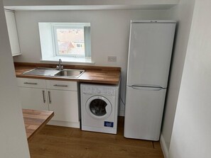 Exterior - Sea Breeze 1-bed Retreat With Parking (Swansea)