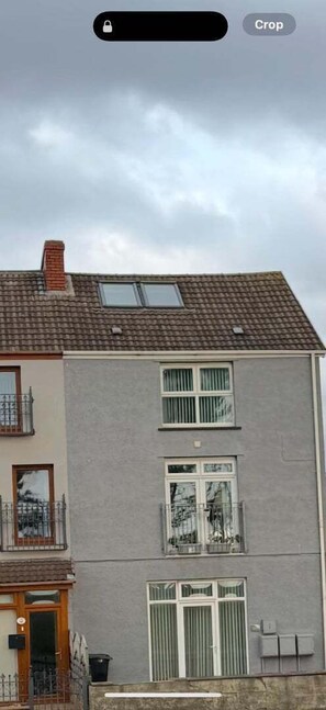 Exterior - Sea Breeze 1-bed Retreat With Parking (Swansea)