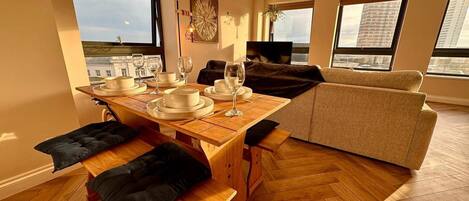 Departamento (Brighton City View 3-Bed Retreat) | Sala de estar | Televisión