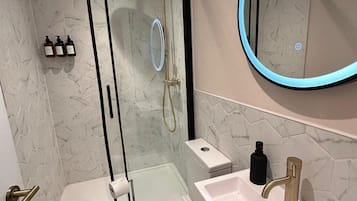 Apartemen (Brighton City View 3-Bed Retreat) | Kamar mandi