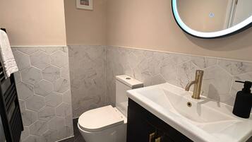 Apartment (Brighton City View 3-Bed Retreat) | Bathroom