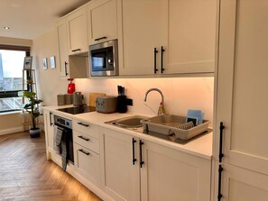 Huoneisto (Brighton City View 3-Bed Retreat) | Yksityinen keittiö | Keittoastiat/astiat/ruokailuvälineet