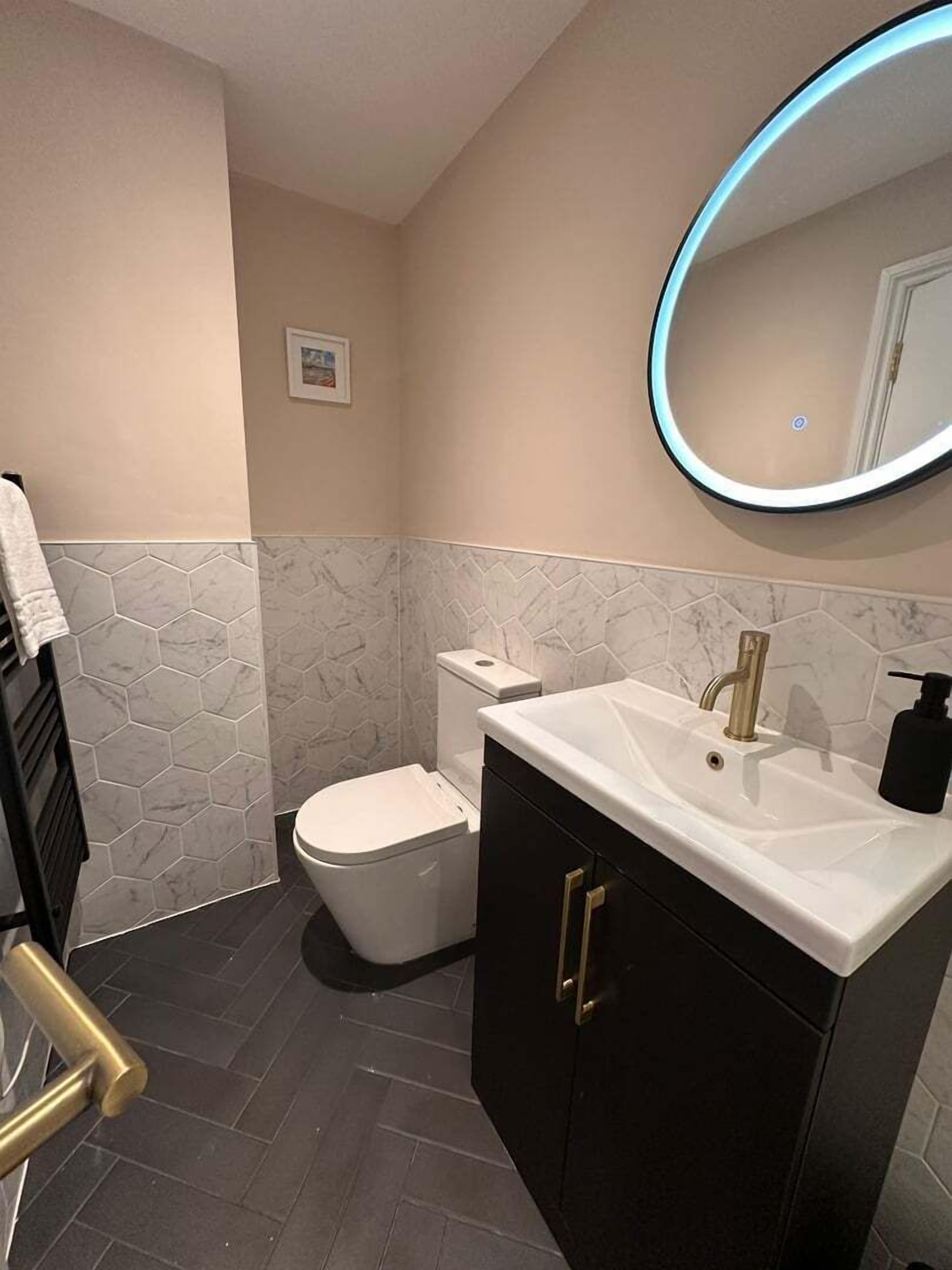 Apartment (Brighton City View 3-Bed Retreat) | Bathroom