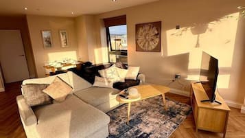 Apartment (Brighton City View 3-Bed Retreat) | Living room | TV