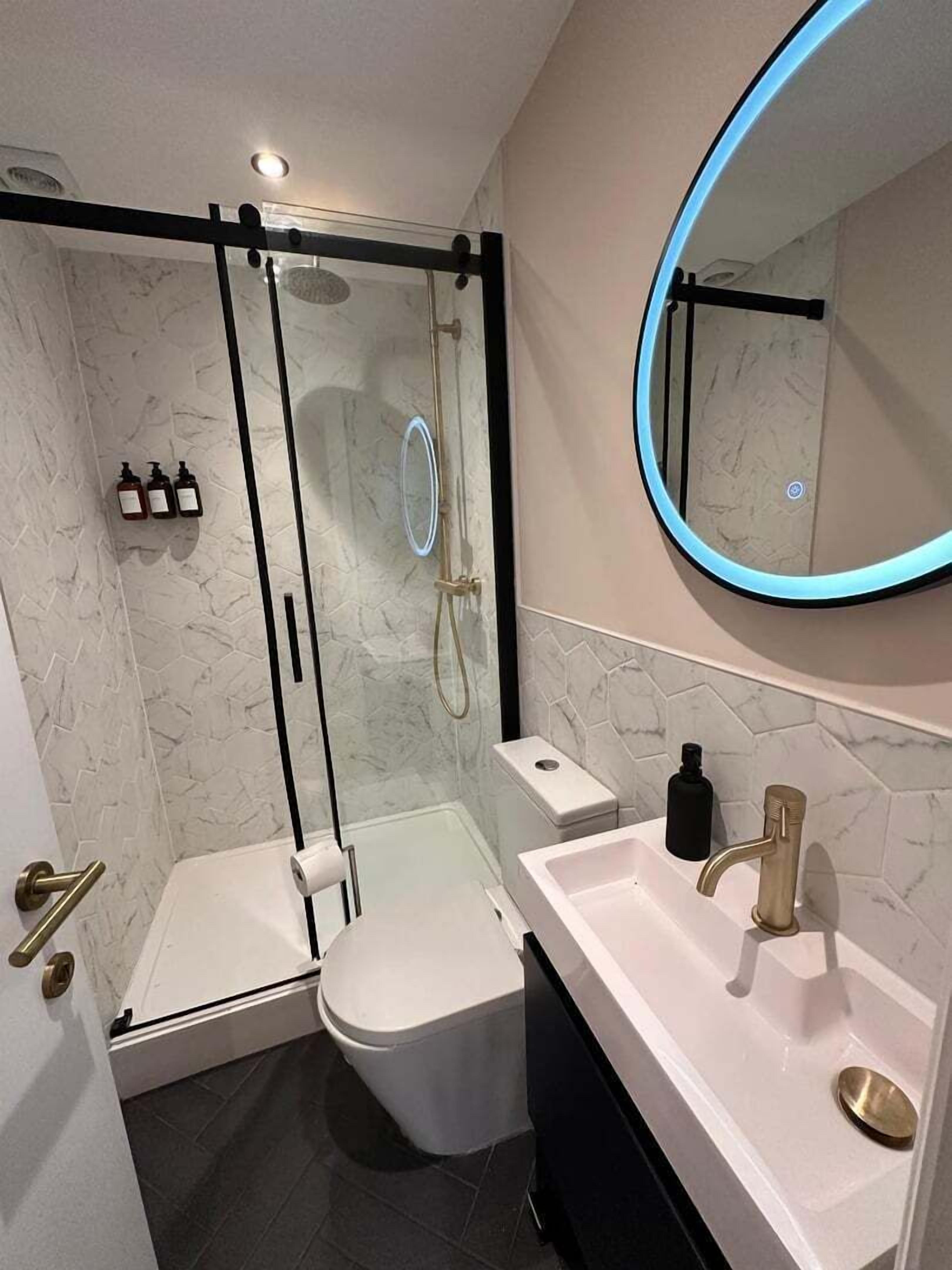 Apartment (Brighton City View 3-Bed Retreat) | Bathroom