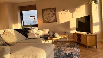 Apartment (Brighton City View 3-Bed Retreat) | Living room | TV