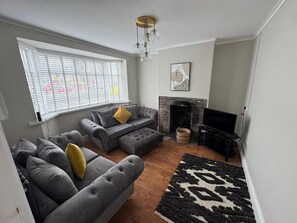 Exterior - Cosy 2 Bedroom Home With Parking Near City Centre (Swansea)