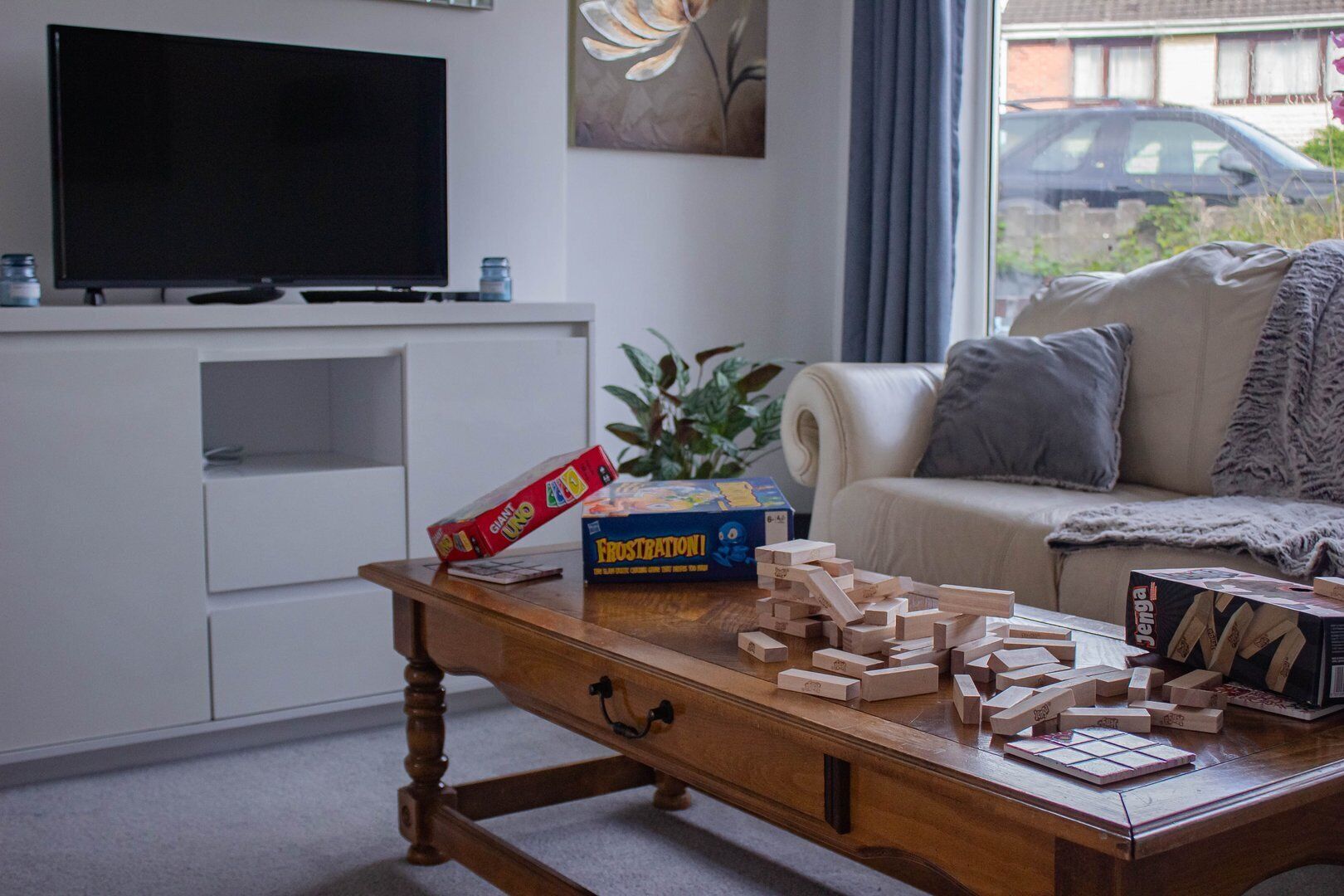 House (Swansea 3 Bedroom Home with Parking &) | Living room