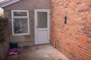 Exterior - Swansea 3 Bedroom Home With Parking & Garden (Swansea)