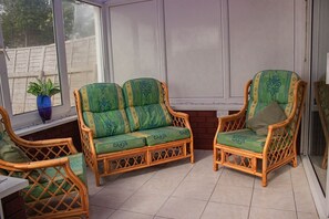 House (Swansea 3 Bedroom Home with Parking &) | Living room | Flat-screen TV, video game console, DVD player - Swansea 3 Bedroom Home With Parking & Garden (Swansea)