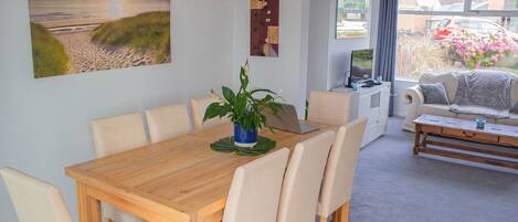 單棟房屋 (Swansea 3 Bedroom Home with Parking &) | 用餐區