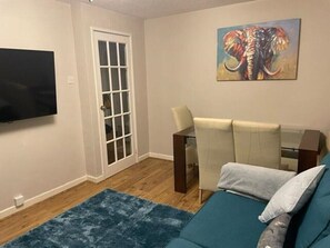 House (Spacious 2BR House with Sofa Bed & Pa) | Living room - Spacious 2BR House With Sofa Bed & Parkin (Swansea)
