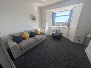 House (Comfortable 3 Bedroom House with Easy) | Living room - Comfortable 3 Bedroom House With Easy City Access (Swansea)