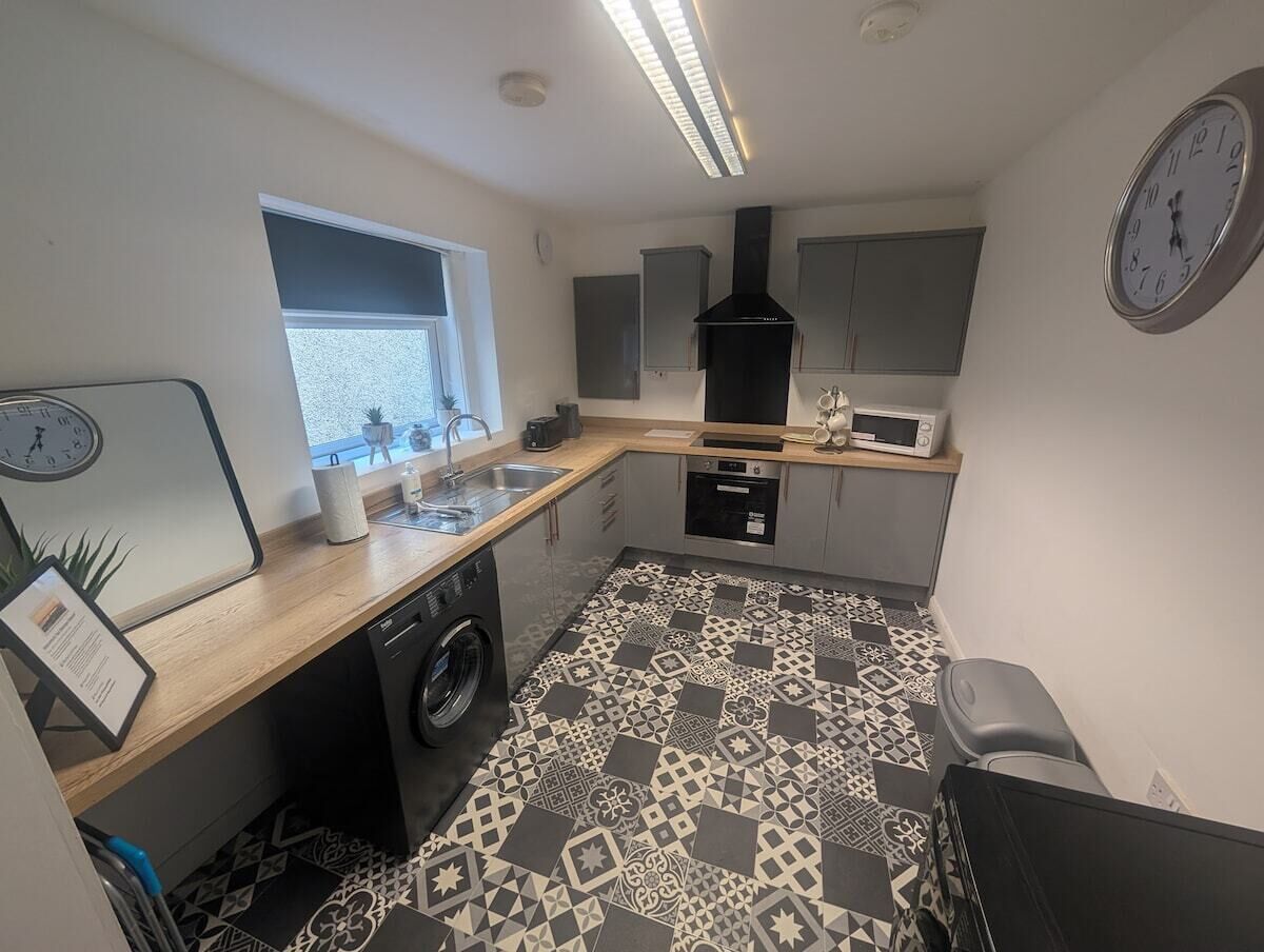 House (Comfortable 3 Bedroom House with Easy) | Private kitchen