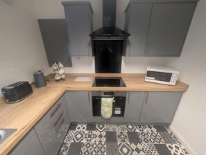 House (Comfortable 3 Bedroom House with Easy) | Private kitchen - Comfortable 3 Bedroom House With Easy City Access (Swansea)