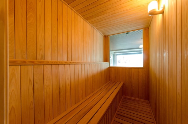 A wooden interior with a bench and a small window. - Si Anping by Hotel Si (Tainan)