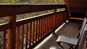 A wooden deck with a railing, two folding chairs, and a view of mountains and trees. - Gîte Le Gyr - Pays des Ecrins (Vallouise-Pelvoux)
