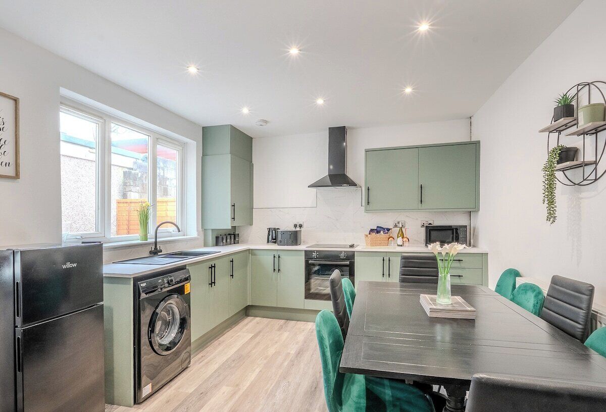 Casa (Stadium View 5-Bed Retreat + Parking) | Cocina privada | Utensilios de cocina 