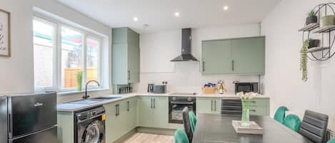 บ้านพัก (Stadium View 5-Bed Retreat + Parking) | ครัวส่วนตัว | เครื่องครัว/จาน/ช้อนส้อม