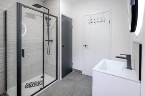 House (Stadium View 5-Bed Retreat + Parking) | Bathroom - Stadium View 5-bed Retreat + Parking (Swansea)