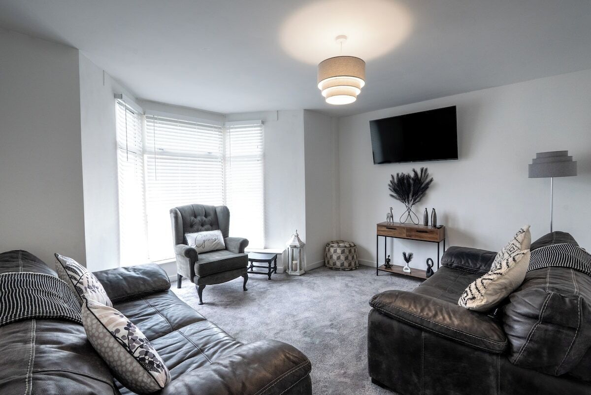 House (Stadium View 5-Bed Retreat + Parking) | Living room