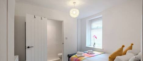 Hus (Stadium View 5-Bed Retreat + Parking) | 5 soverom og wi-fi (inkludert)