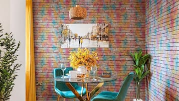 Apartment (Brighton Seaside 1-Bed Retreat near T) | Dining