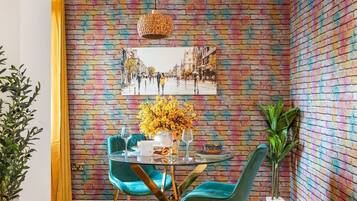 Apartment (Brighton Seaside 1-Bed Retreat near T) | Dining