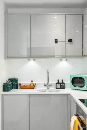 อพาร์ทเมนท์ (Brighton Seaside 1-Bed Retreat near T) | ครัวส่วนตัว