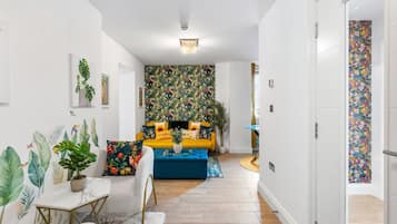 Apartment (Brighton Seaside 1-Bed Retreat near T) | Wohnzimmer | Fernseher