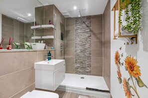 Apartment (Brighton Seaside 1-Bed Retreat near T) | Bathroom - Brighton Seaside 1-bed Retreat Near The Lanes (Brighton)