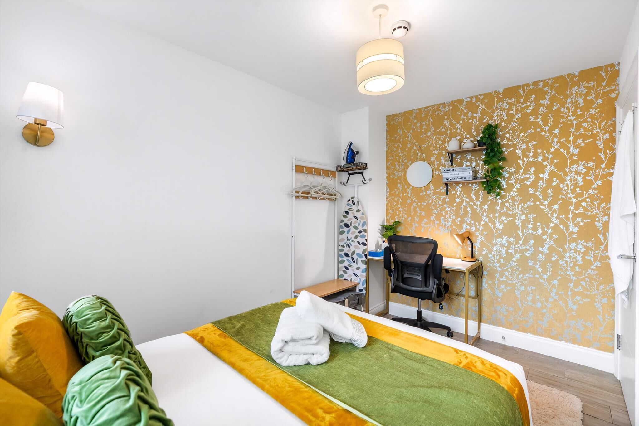 Apartment (Brighton Seaside 1-Bed Retreat near T)