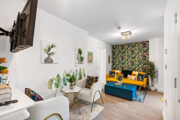 Apartamento (Brighton Seaside 1-Bed Retreat near T) | Sala de estar | Una televisión