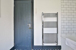 House (Bright 3-Bed Swansea House + Parking) | Bathroom - Bright 3-bed Swansea House + Parking (Swansea)