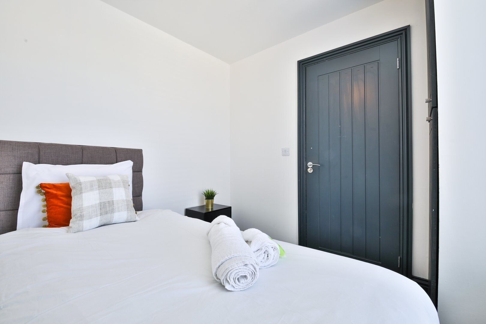 House (Bright 3-Bed Swansea House + Parking) | 3 bedrooms