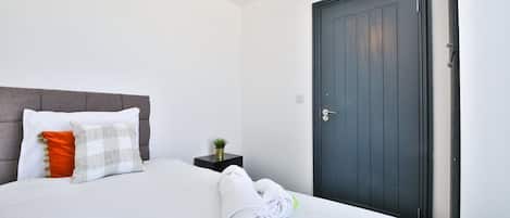 House (Bright 3-Bed Swansea House + Parking)