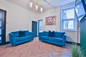 House (Bright 3-Bed Swansea House + Parking) | Living room - Bright 3-bed Swansea House + Parking (Swansea)