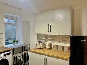 Exterior - Cozy & Spacious 3-bedroom Home (Swansea)
