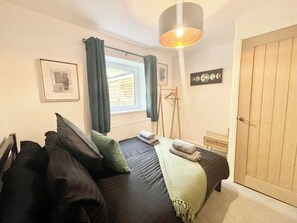 Exterior - Cozy & Spacious 3-bedroom Home (Swansea)
